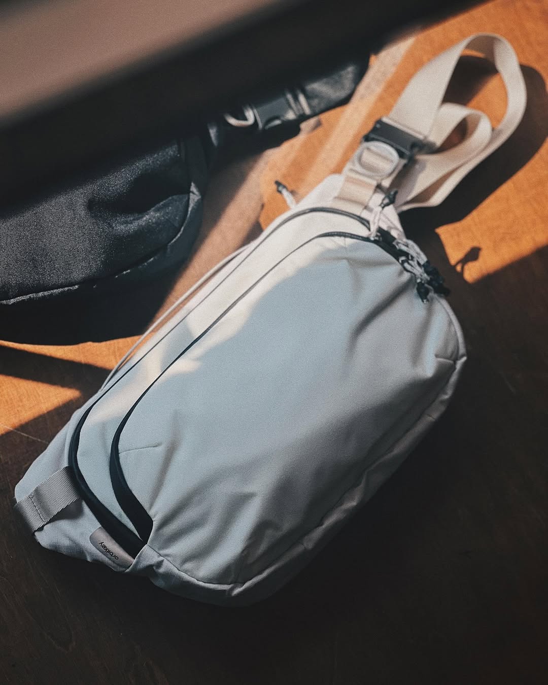 Orbitkey - Urban Sling Mini - Black – Heima